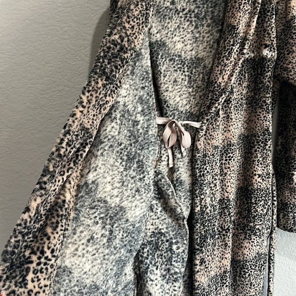 Calvin Klein Womens Size XS/S Animal Print Belted Robe Below Knee Length Soft - Picture 7 of 11